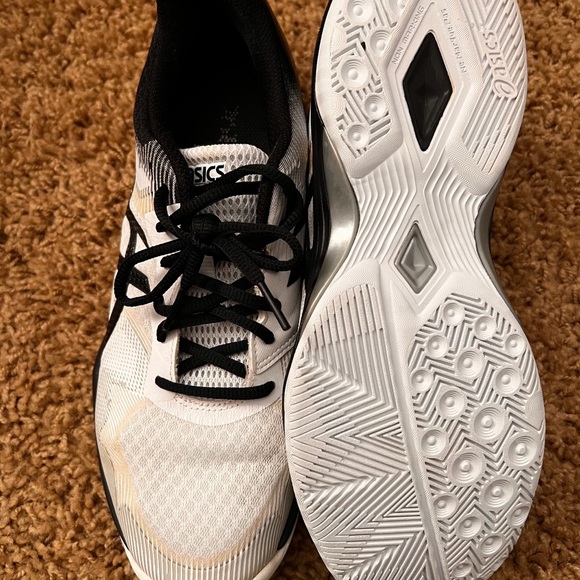 🤍🖤PRICE DROP 🤍🖤 Ladies Asics Gel-Tactic Athletic tennis shoes - Picture 2 of 4